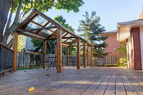 Elegant Mansion with Private Bar & Social Lounge