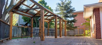 Elegant Mansion with Private Bar & Social Lounge