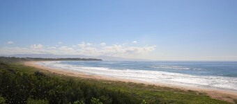Beauts - Pet Friendly - 5 Mins Walk to Beach
