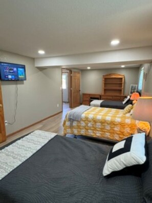 4 bedrooms, iron/ironing board, free WiFi, bed sheets