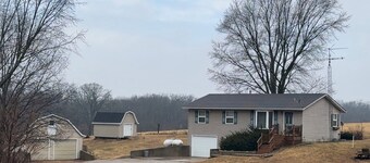 Fabulous 4-bedroom Lake Oasis