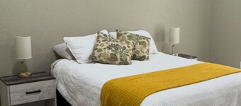 Fabulous 4-bedroom Lake Oasis