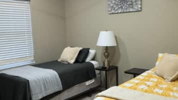 4 habitaciones, tabla de planchar con plancha, wifi y ropa de cama
