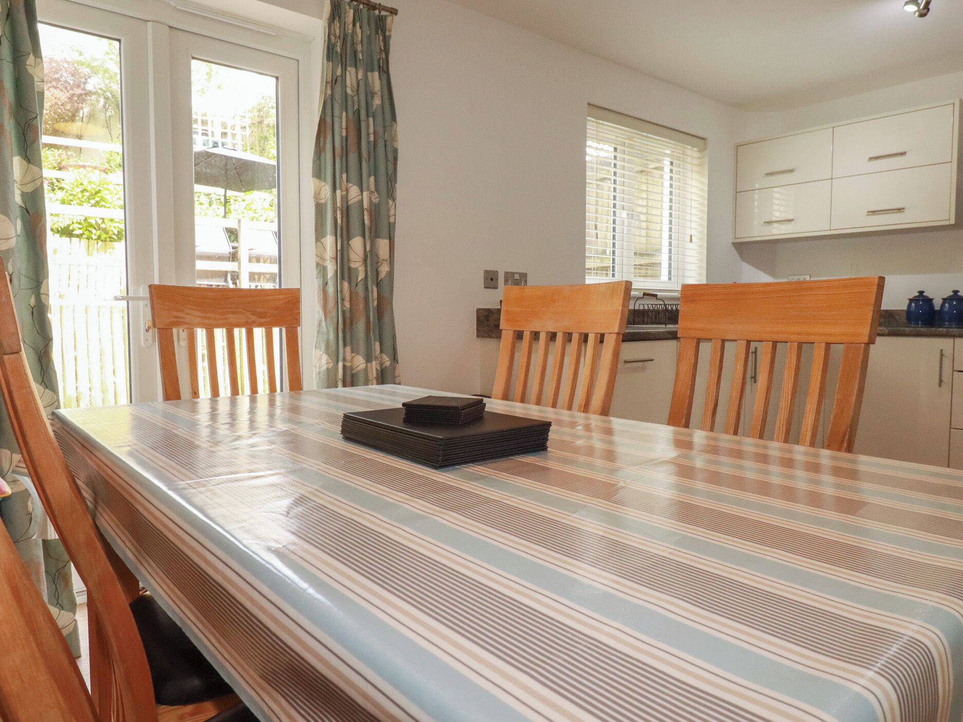 Cottage | Dining