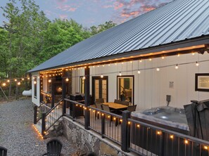 Outdoor dining - Father’s Day Special • Hot Tub • Firepit • Arcade Games • B-Ball • Playset (Broken Bow)