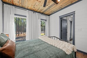 5 bedrooms, in-room safe, free WiFi, bed sheets - Father’s Day Special • Hot Tub • Firepit • Arcade Games • B-Ball • Playset (Broken Bow)