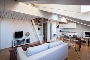 TV - w* | Charming Loft on the Navigli Milan (Milano)