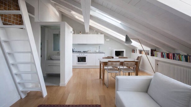 Un loft moderno con cocina, comedor y una zona de estar acogedora.