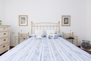 3 slaapkamers, een strijkplank/strijkijzer, wifi, beddengoed