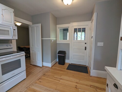 Upper 2-bedroom apartment near down-town Chippewa Falls