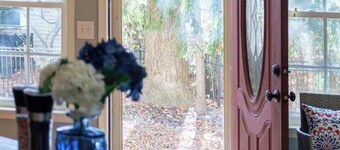 Woodland Hideaway: Cozy 1 bedroom apartment tucked away in a quiet neighborhood.