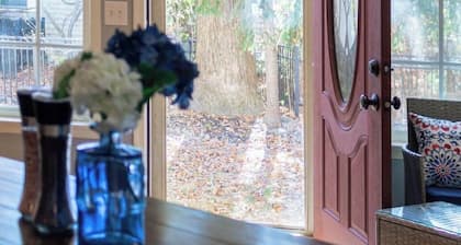 Woodland Hideaway: Cozy 1 bedroom apartment tucked away in a quiet neighborhood.