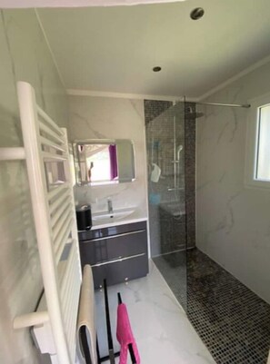 Secadora de cabello, toallas, jabón, papel de baño 
