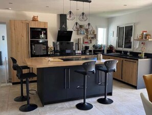 Fridge, microwave, oven, stovetop - Pleasant villa, well exposed (Régusse)