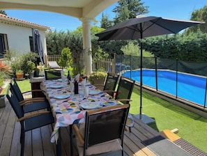 An outdoor patio with a pool, covered table, and chairs. - Pleasant villa, well exposed (Régusse)