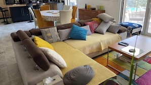 Una sala moderna con un sofá, una mesa de centro y un comedor.
