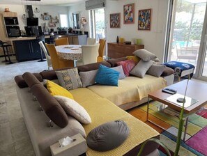 A modern living room with a sofa, a coffee table, and a dining area. - Pleasant villa, well exposed (Régusse)