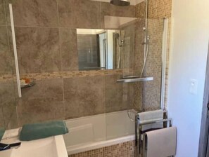 Secadora de cabello, toallas, jabón, papel de baño 