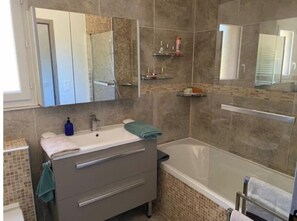 Secadora de cabello, toallas, jabón, papel de baño 