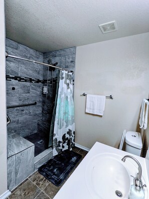 Shower, hair dryer, towels, soap - Cozy 2-bedroom home, North East San Antonio (San Antonio)