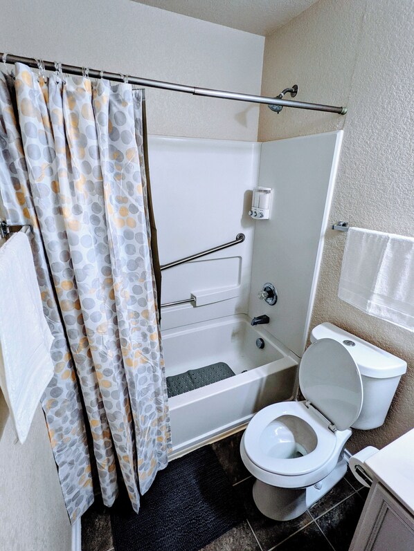 A bathroom with a shower, toilet, and bathtub. - Cozy 2-bedroom home, North East San Antonio (San Antonio)