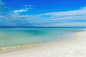 Plage, chaises longues