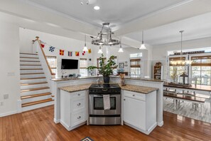 Fridge, microwave, oven, stovetop - Sound Views + Sunsets + Cape Lookout Days (Harkers Island)