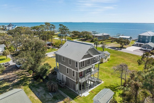 Huge 3-bedroom waterfront home on Harkers Island with gorgeous sound views—room for the whole crew to spread out, unwind, and soak up the Crystal Coast scenery.