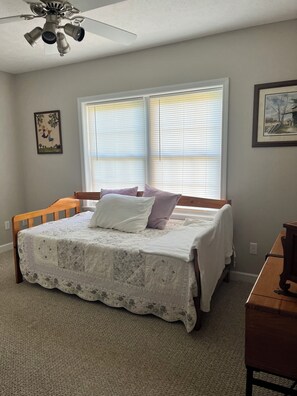 Room - 2 bedroom basement apartment with stunning mountain views close to town (Morganton)