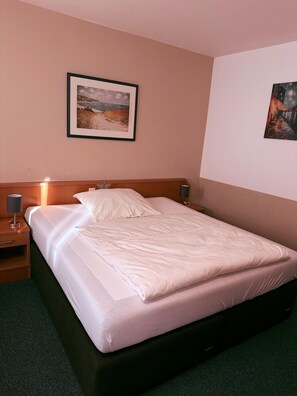 In-room safe, soundproofing, free WiFi - Hotel am Weyerhof (Kerpen)