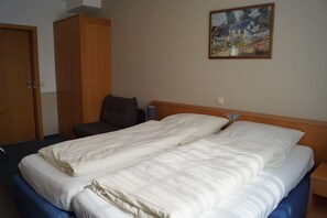 In-room safe, soundproofing, free WiFi - Hotel am Weyerhof (Kerpen)