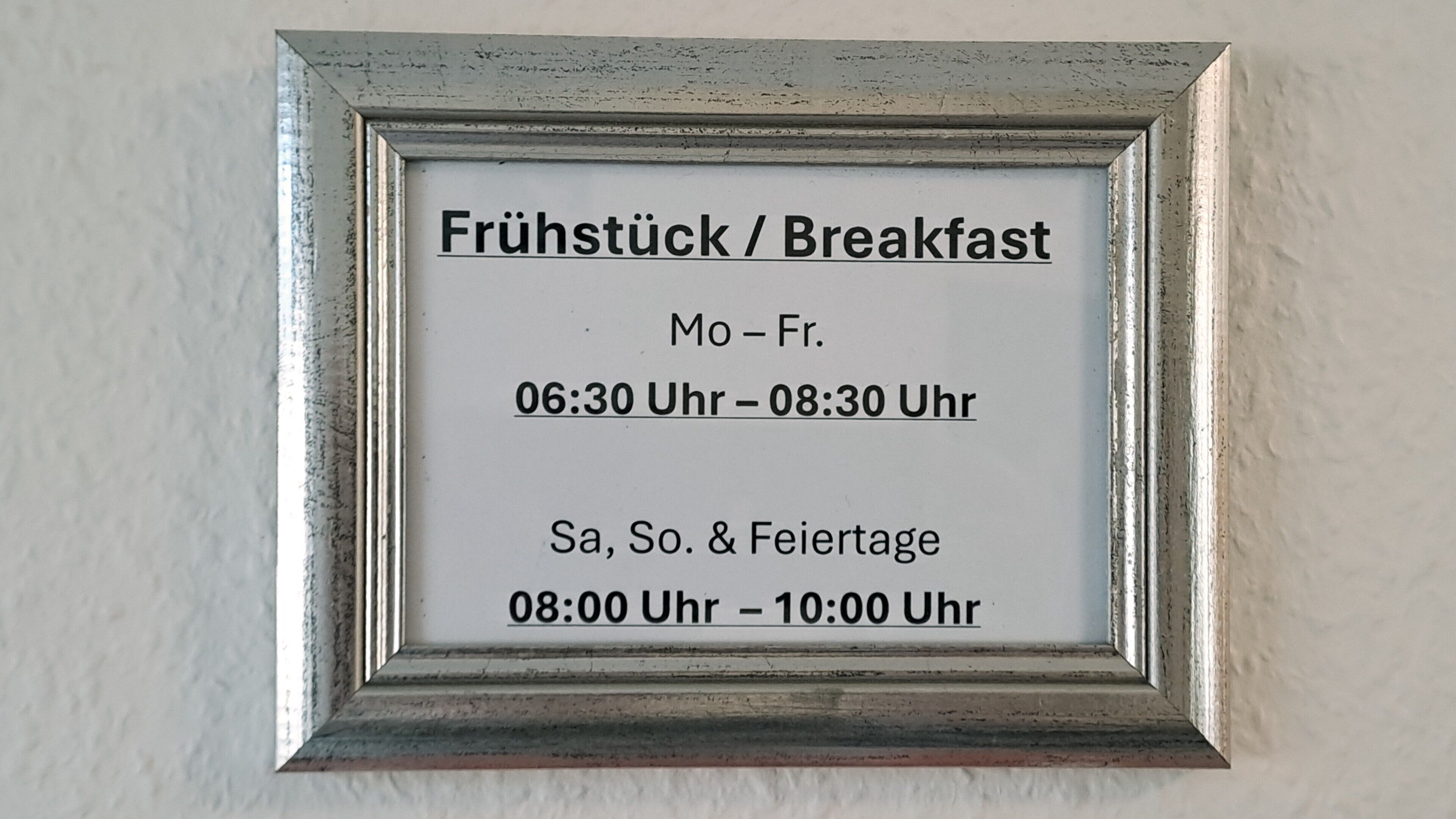 Señal que indica los horarios del desayuno de lunes a viernes, sábado, domingo y festivos.