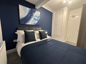 5 bedrooms, iron/ironing board, WiFi, bed sheets - Spacious 5BR Watford Home - Sleeps 10 - Parking (Watford)