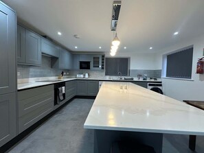 Fridge, microwave, cookware/dishes/utensils, dining tables - Spacious 5BR Watford Home - Sleeps 10 - Parking (Watford)