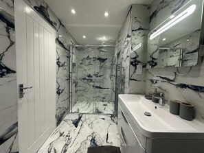 Shower - Spacious 5BR Watford Home - Sleeps 10 - Parking (Watford)
