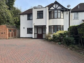Exterior - Spacious 5BR Watford Home - Sleeps 10 - Parking (Watford)