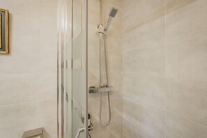 Ducha, secador de pelo y toallas