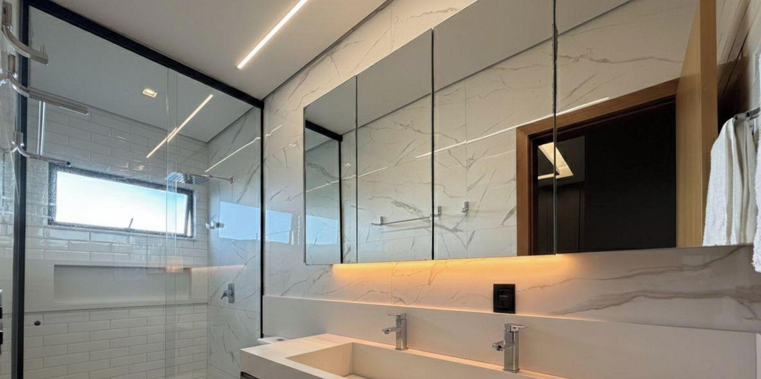 Casa superluxo, acesso à piscina | Banheiro | Chuveiro, papel higiênico