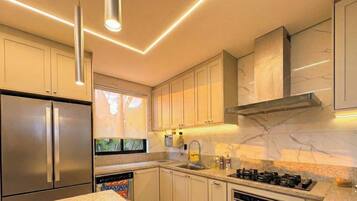 Luxury House, Pool Access | Private kitchen