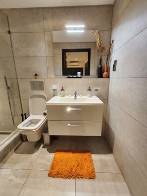 Hair dryer, towels, soap, toilet paper - Must-see, luxurious 2-bed condo at Signature Apts (Accra)