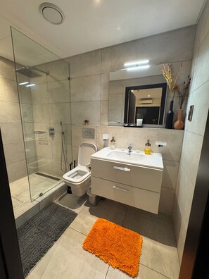 Hair dryer, towels, soap, toilet paper - Must-see, luxurious 2-bed condo at Signature Apts (Accra)