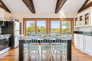 Fridge, microwave, oven, dishwasher - Luxury Chatham Escape w/ Stunning Waterfront Views (Chatham)