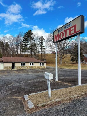 Property grounds - Blue Ridge Mountain Inn (Meadows of Dan)