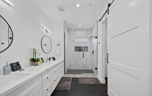Shower, hair dryer, towels, soap - Kierland Luxury Retreat with Pool, Spa, Pickleball, Putting Green & Sport Court (Scottsdale)