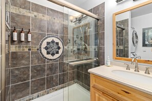 Shower, hair dryer, towels - Run Away w/ Me Cute 1 bed room cabin - Private hot tub - easy walk to downtown (Estes Park)
