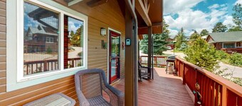 Run Away w/ Me Cute 1 bed room cabin - Private hot tub - easy walk to downtown