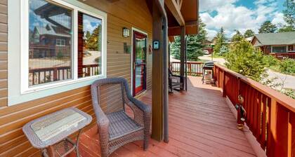 Run Away w/ Me Cute 1 bed room cabin - Private hot tub - easy walk to downtown