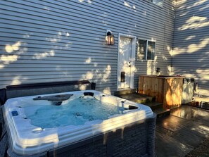 Outdoor spa tub - Golf Course Getaway | Hot Tub • Bar • Chef Kitchen (Pocatello)