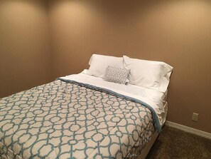 Tabla de planchar con plancha, cuna de viaje, wifi y ropa de cama 