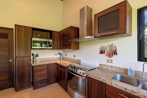 Private kitchen - Infinity pool, Peaceful 3-bedroom house in Turrialba perfect for relaxing stays (Turrialba)